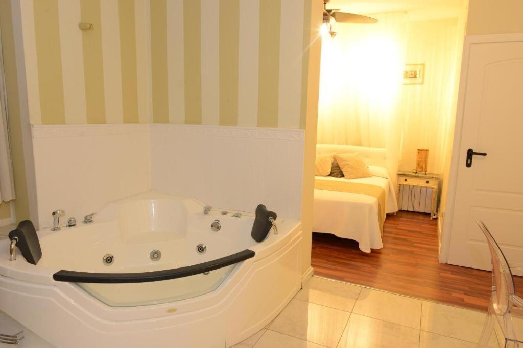 Tu Mansion Guest House นาวาลการ์เนโณ ภายนอก รูปภาพ